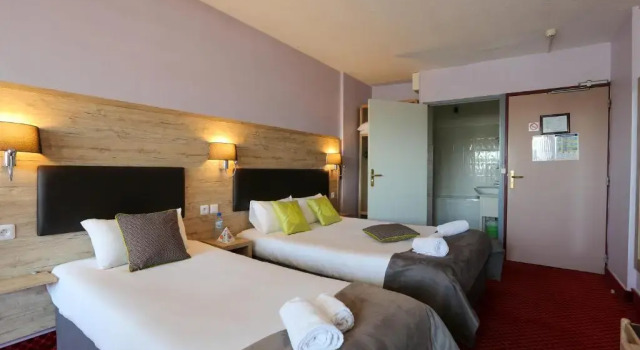 Трёхместный номер Standard Brit Hotel Bleu Nuit