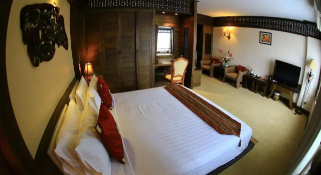 Полулюкс Ruean Phae Royal Park Hotel