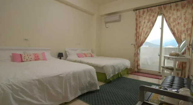 Четырёхместный номер Standard с балконом Dong Pan B&B