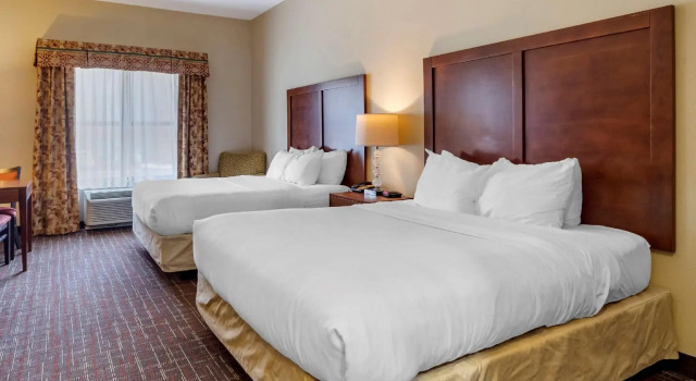 Четырёхместный номер Standard Spark by Hilton Shawnee