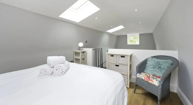 Коттедж c 1 комнатой Charming Home With Patio Close to Wimbledon Park by Underthedoormat