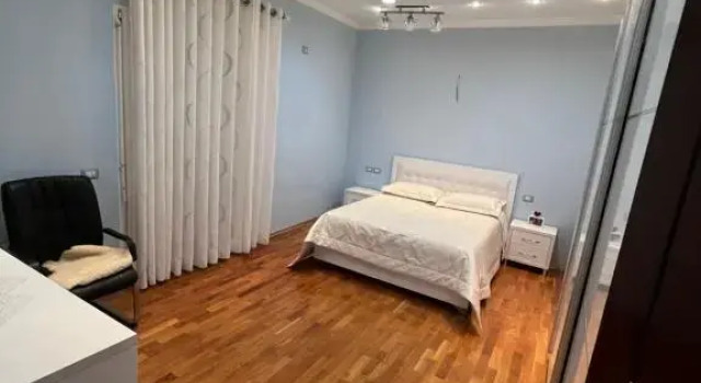Luxury Rooftop Apartament, Rezervasyon Daire Fier otoparklı oteller, Otopark