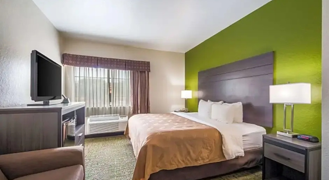 Номер Standard Quality Suites San Antonio Brooks City Base