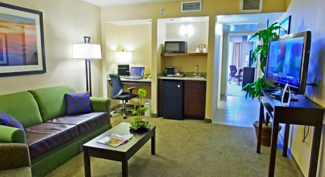 Люкс Holiday Inn & Suites Phoenix Airport by IHG