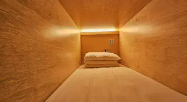 Cápsula masculina Estándar 82 Capsule Hotel