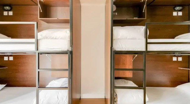 Кровать в общем номере Hotel Weismayr