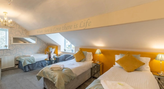 Трёхместный номер Deluxe Holly Lodge Guest House with FREE off site health club