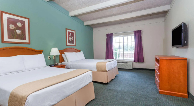 Четырёхместный номер Standard Days Inn & Suites by Wyndham Lexington