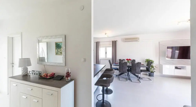 Beautiful Home in Kastel Stari With Wifi and 2 Bedrooms, Rezerwuj Hotel Hotele w Kaštela z basenem, Basen