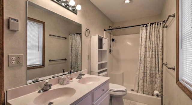 Коттедж Home w/ Hot Tub, Fire Pit, Koi Pond: Walk to Lake!