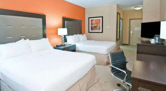 Четырёхместный номер Standard Holiday Inn Hotel & Suites Slidell by IHG