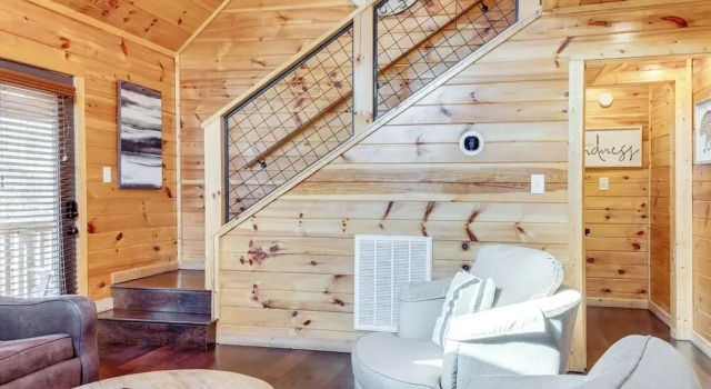 2 Mi to Dtwn Gatlinburg: Mountain Cabin w/ Hot Tub, Забронировать Дом для отпуска Гатлинберг Great Smoky Mountains National Park, рядом с Светофор №2A