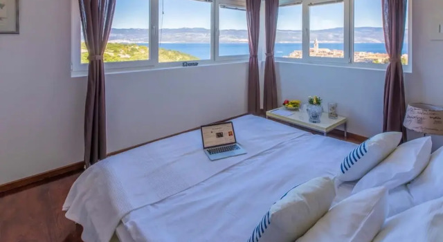 Villa Verbanicum in Vrbnik, Varaa Villa Hotellit Kvarner Islands uima-altaalla, Uima-allas