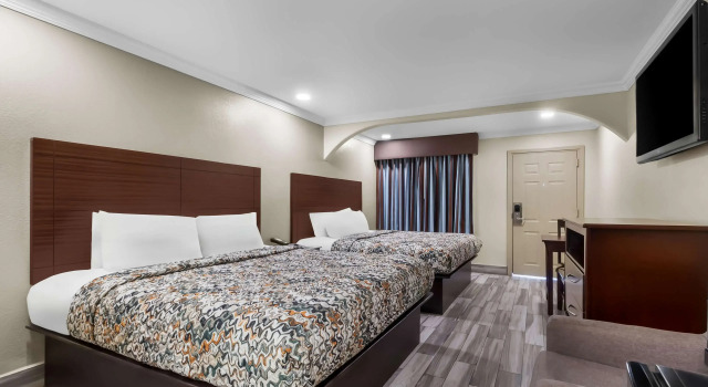Четырёхместный номер Standard Americas Best Value Inn Houston Heights at I-45