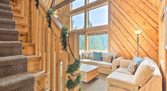 Pet-friendly Duck Creek Village Cabin w/ Fire Pit!, Rezerwuj Hotel Duck Creek Village Kane County