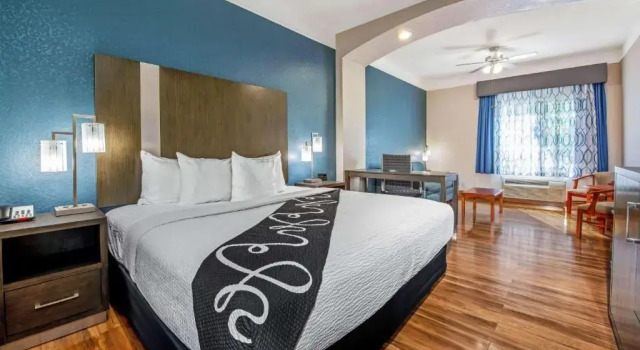 Люкс La Quinta Inn & Suites by Wyndham Kingwood Houston IAH Airpt