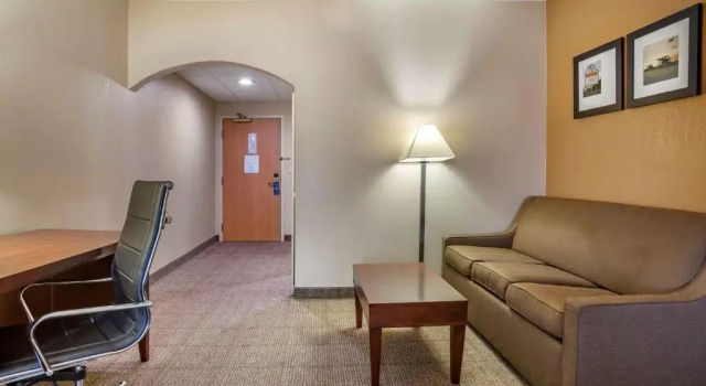 Двухместный люкс Deluxe Comfort Suites Hagerstown Southeast