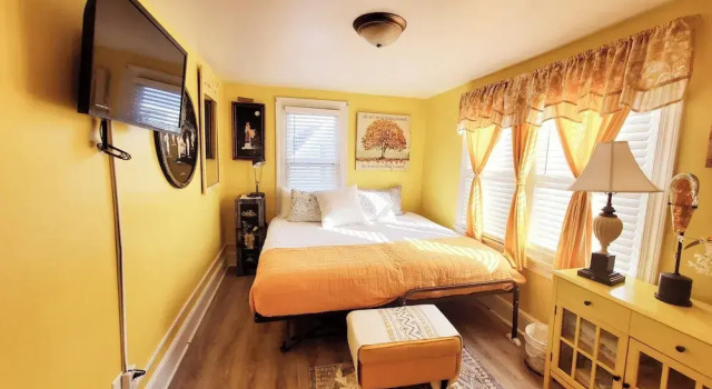 Кровать в общем номере Bright Cozy Room Peaceful Dover Stay