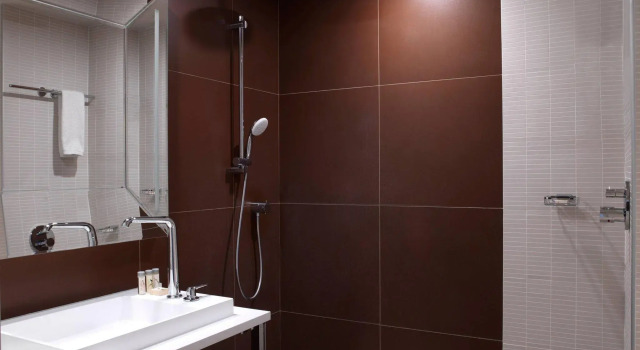 Четырёхместный семейный номер Standard Renaissance Paris Hippodrome de St. Cloud Hotel