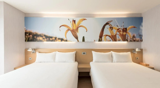Четырёхместный номер Deluxe Mellow Fields Hotel