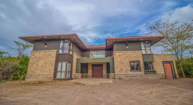 Mount Kenya Wildlife Estate at Ol Pejeta, Book Hotel Nanyuki Laikipia
