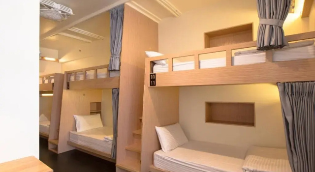Кровать в общем номере с балконом Fun Inn Taipei Hostel