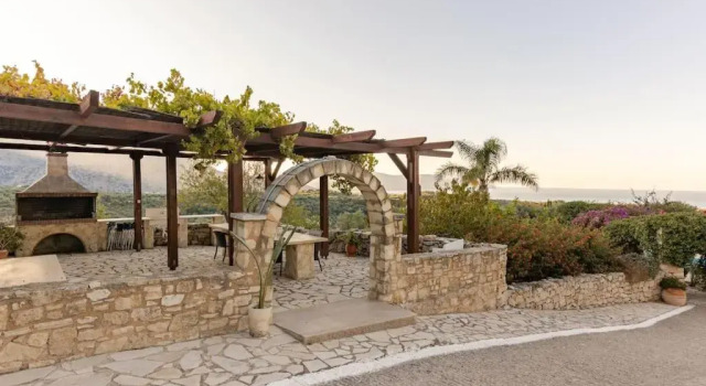 Вилла Aloni House - Spacious secluded villa with pool, up to 10 guests