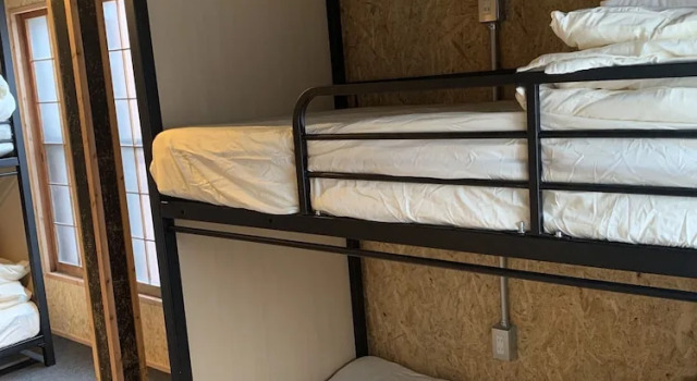 Кровать в общем номере Arura Sapporo