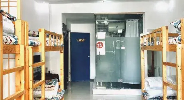 Кровать в общем номере (мужской номер) Yilu Xiangdong Youth Hostel