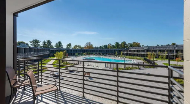 Четырёхместный номер Superior с видом на бассейн Wyndham Lancaster Resort and Convention Center