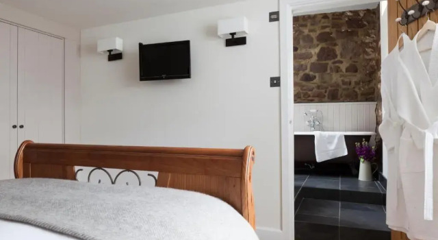 Номер Deluxe Tudor Farmhouse Hotel