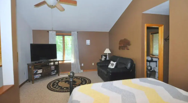 Sqyrls Nest - 3BR Retreat With a Hot Tub, Buchen Sie Ferienhaus Berkeley Springs West Virginia