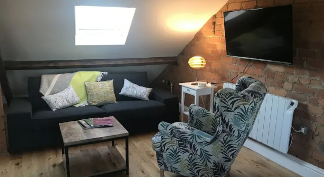 Windows Over Stroud Penthouse Apartment With Views, Varaa Huoneisto Asunnot kohteessa Merseyside, Huoneisto