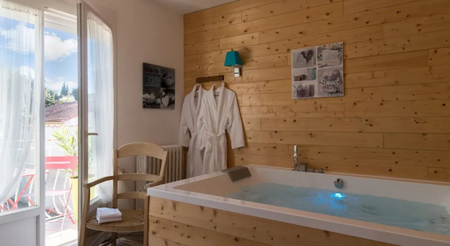 Номер Standard с балконом The Originals Boutique, Clair Hôtel, Martigues