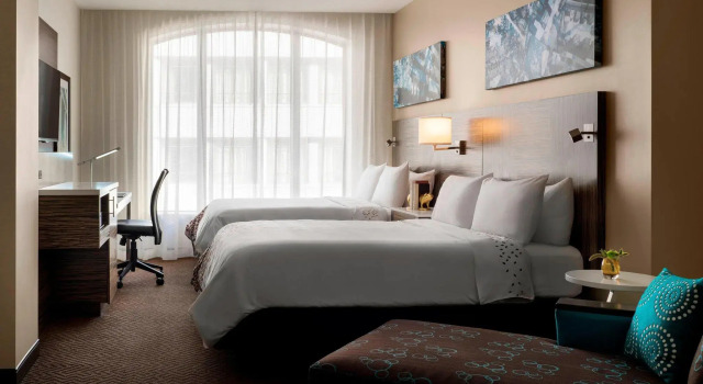 Четырёхместный номер Standard Renaissance Denver Downtown City Center Hotel