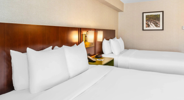 Четырёхместный номер Business Comfort Inn Sudbury City