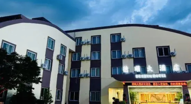 Deshun Hotel, Rezerwuj Hotel Hotele w Qiandongnan z parkingiem, Parking