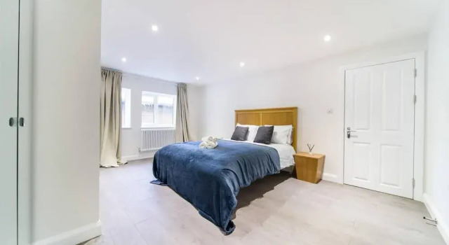 Livestay - 2 Bed Hollywood Movie Themed Apt, Забронировать Отель Отели Англии 3 звезды, 3*