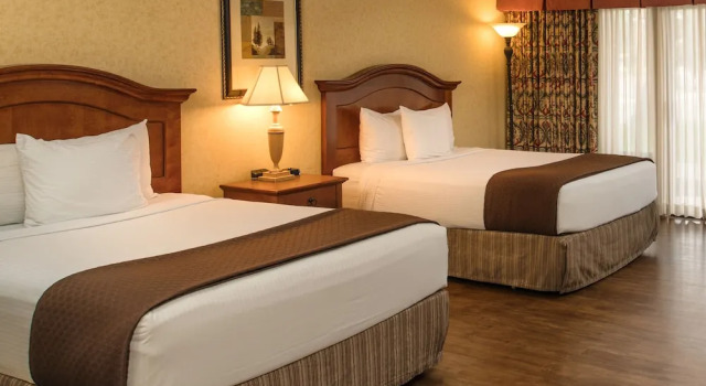 Четырёхместный номер Premium с красивым видом из окна Red Lion Hotel Pasco Airport & Conference Center