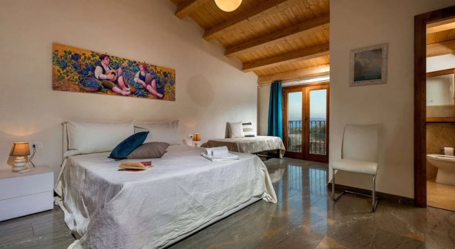 Вилла с балконом Villa in Sicily Near Guidaloca Bay