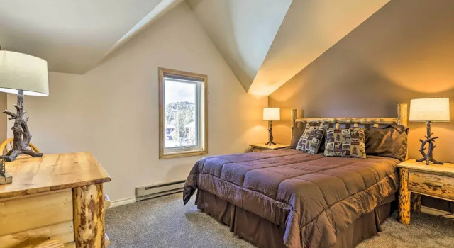 Апартаменты Walk to Grand Lake: Riverfront Gem w/ Fireplace!