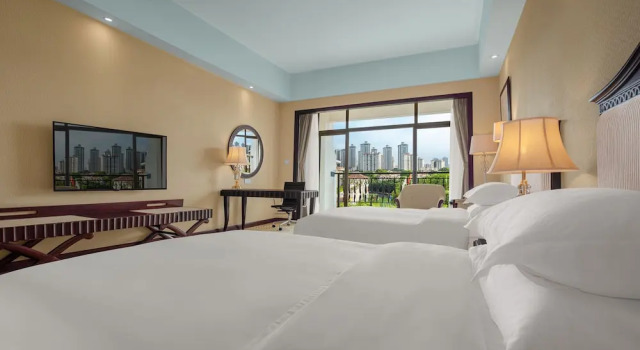 Четырёхместный номер Standard с балконом и с видом на внутренний двор Country Garden Phoenix Hotel Chongqing