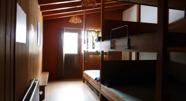Кровать в общем номере Albergue "El Aguila"