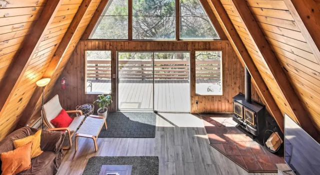 Running Springs Cabin w/ Large Deck + View!, Забронировать Дом для отпуска Раннинг Спрингс San Bernardino Mountains