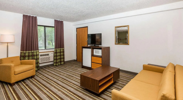 Люкс Super 8 by Wyndham Storm Lake