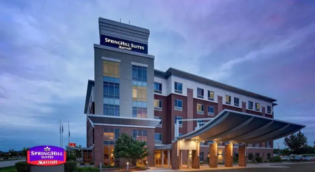 Кровать в общем номере SpringHill Suites by Marriott Green Bay