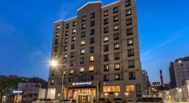 Best Western Plus Plaza Hotel, Забронировать Отель Отели Куинс с парковкой, рядом с Станция метро 21-я улица линия Кросстаун IND, Парковка