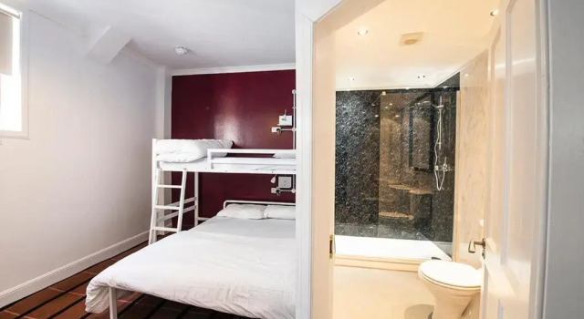 Трёхместный номер Roam Glasgow