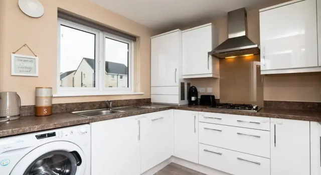 Коттедж 3 Bedroom House-private Parking