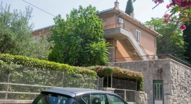 Sunny Apartment with private parking, Prenota Appartamento Splitska 